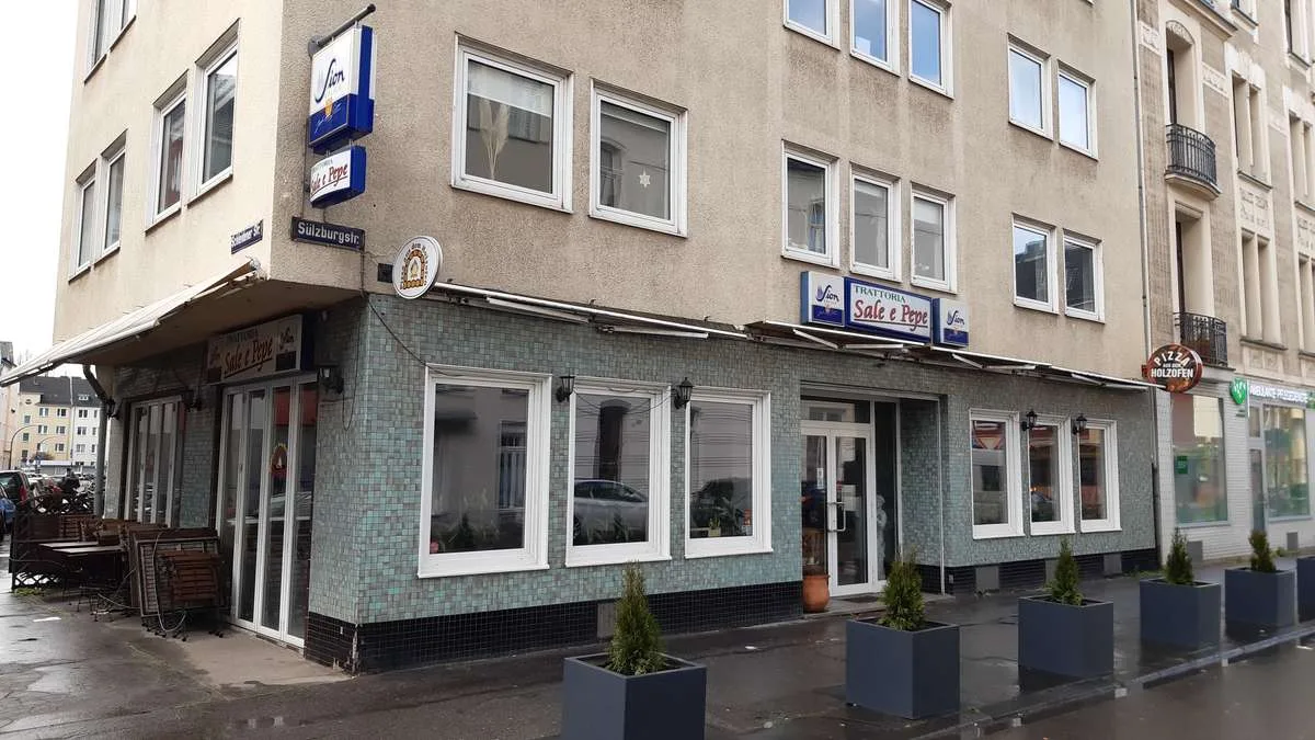 Außenansicht der Trattoria Sale e Pepe an der Ecke Schleidener Strasse und Suelzburgstrasse in Koeln-Suelz